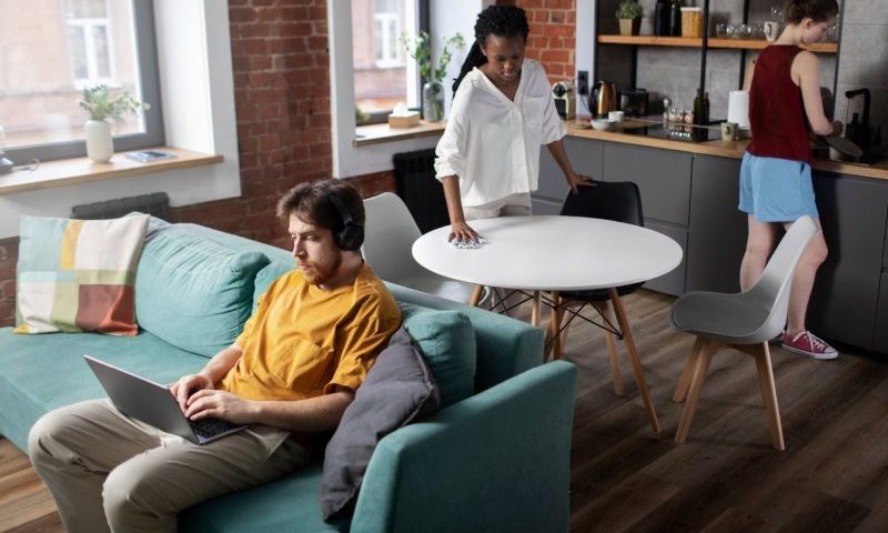 Jak dobrać kształt stołu do układu mieszkania