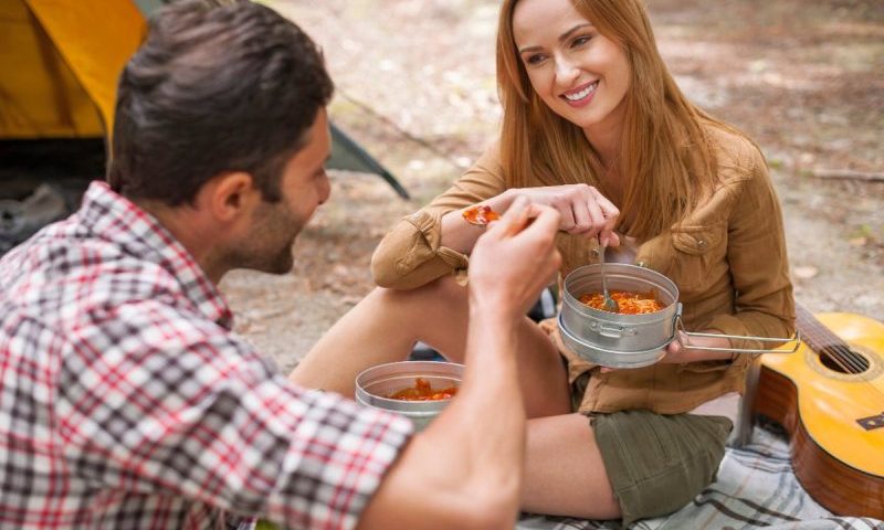 Bezpieczeństwo żywności na campingu w upalne dni